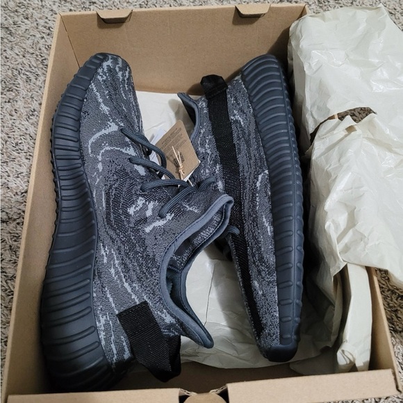 Adidas Yeezy Boost 350 V2 in Black and Gray - Picture 2 of 2